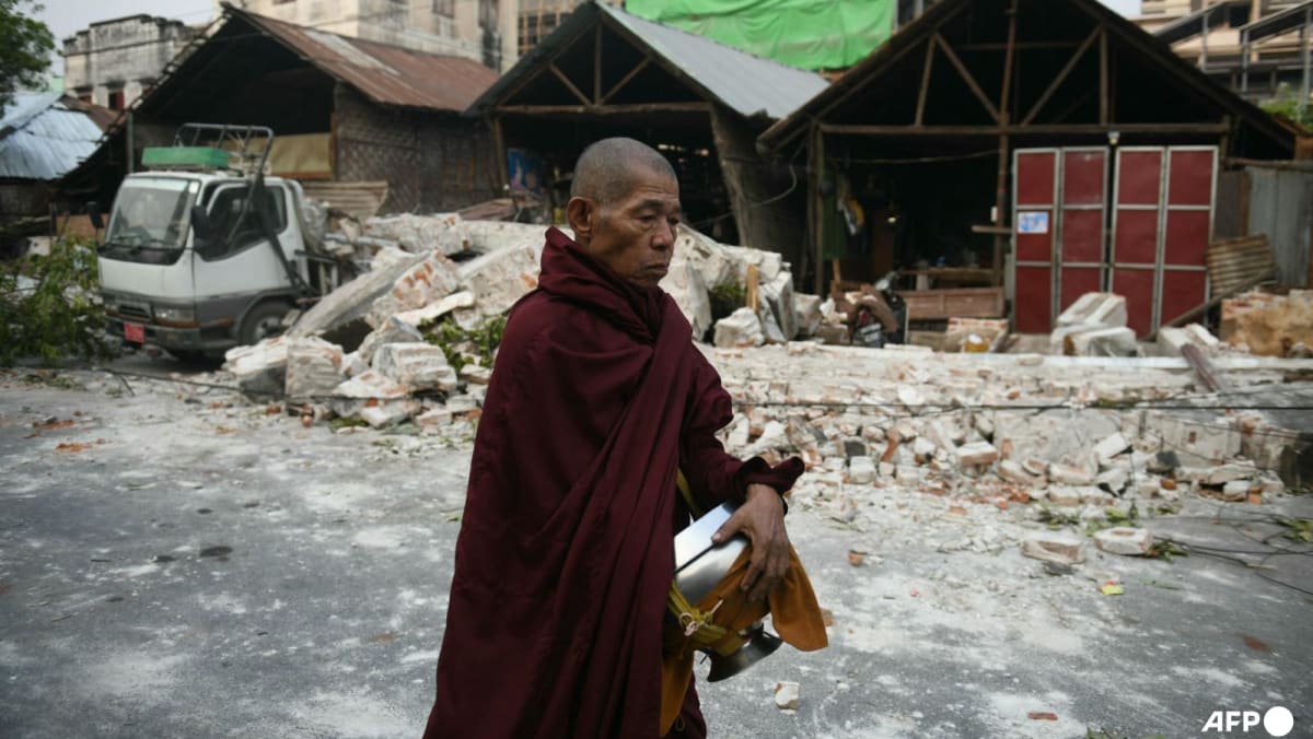 Aftershocks rattle Mandalay as rescuers search for survivors in Myanmar quake Aftershocks rattle Mandalay as rescuers search for survivors in Myanmar quake