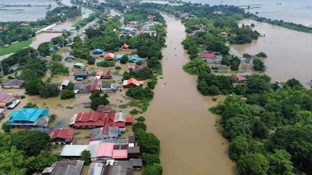 泰国16个府连日暴雨引发洪灾 已致12人死亡