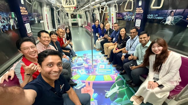 两列环线地铁列车贴励志贴纸 激励年轻人把握机会