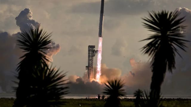 SpaceX星舰首次实现地球轨道飞行 成功部署卫星