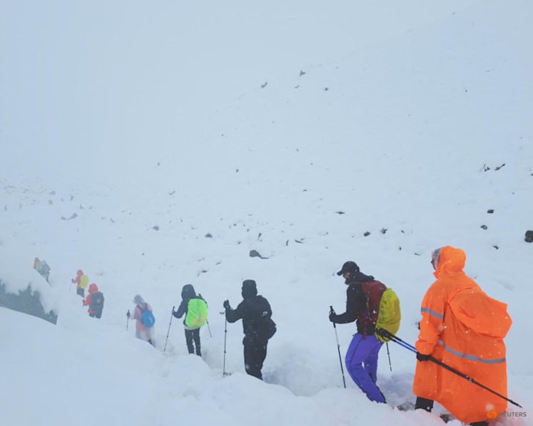 Hundreds of trekkers rescued after blizzard on Tibetan side of Mount Everest