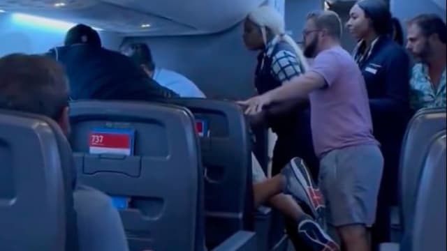 头等舱男乘客攻击女同伴 空姐乘客纷挺身相助