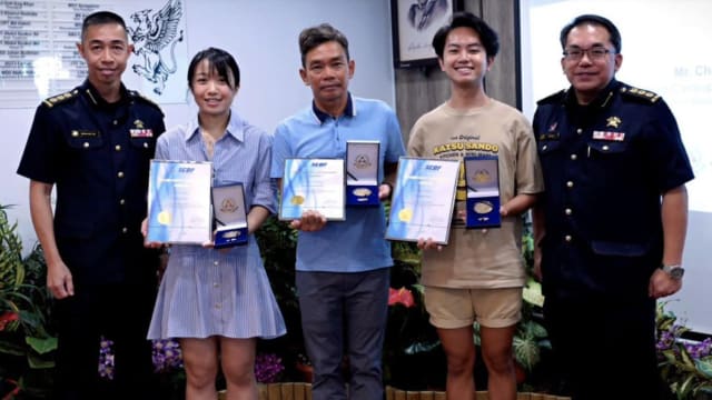 及时对倒地不起男子进行施救 三人获表扬