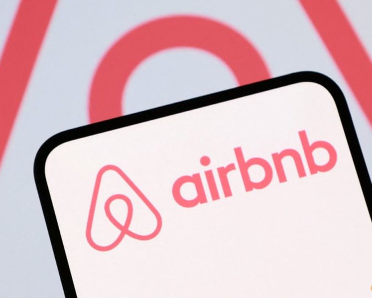 Airbnb forecasts revenue above estimates on premium rentals demand