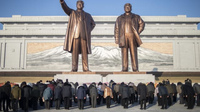 朝鲜举行夜间阅兵仪式 纪念人民军建军75周年