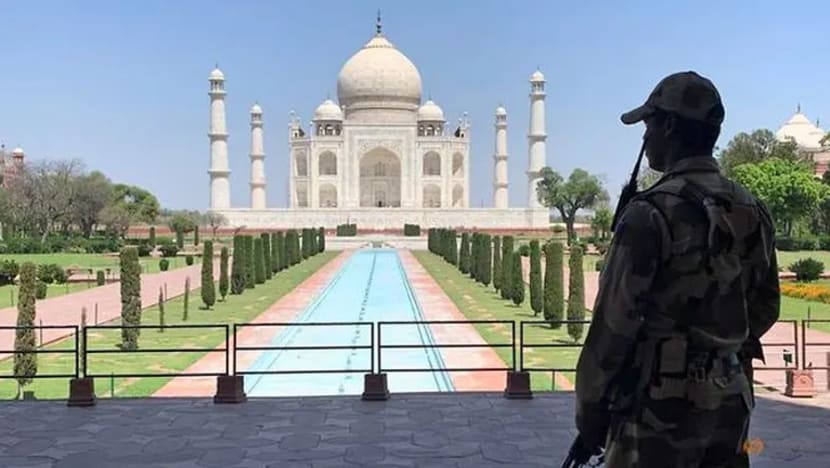 Taj Mahal buka semula pintunya kepada pengunjung Taj Mahal buka semula pintunya kepada pengunjung