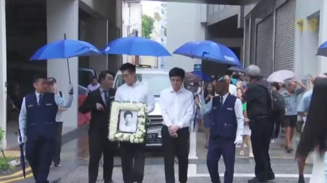 李玮玲出殡 30多名亲友雨中送行