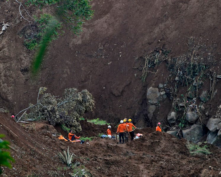 Indonesia earthquake toll reaches 310 as more bodies found