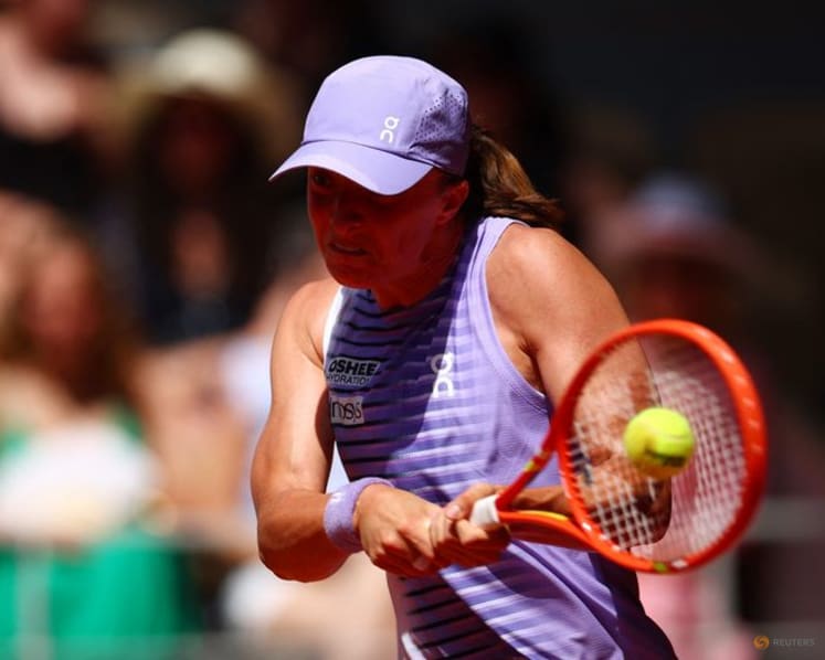 Swiatek cruises, Wawrinka and Monfils conclude French Open chapters