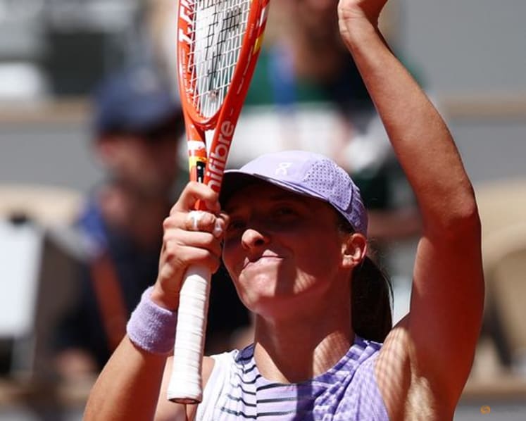 Swiatek on one-way street to second round in Paris