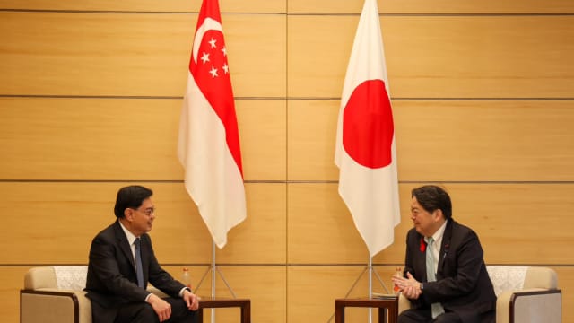 王瑞杰会见日本内阁官房长官 重申两国长久而坚实双边关系