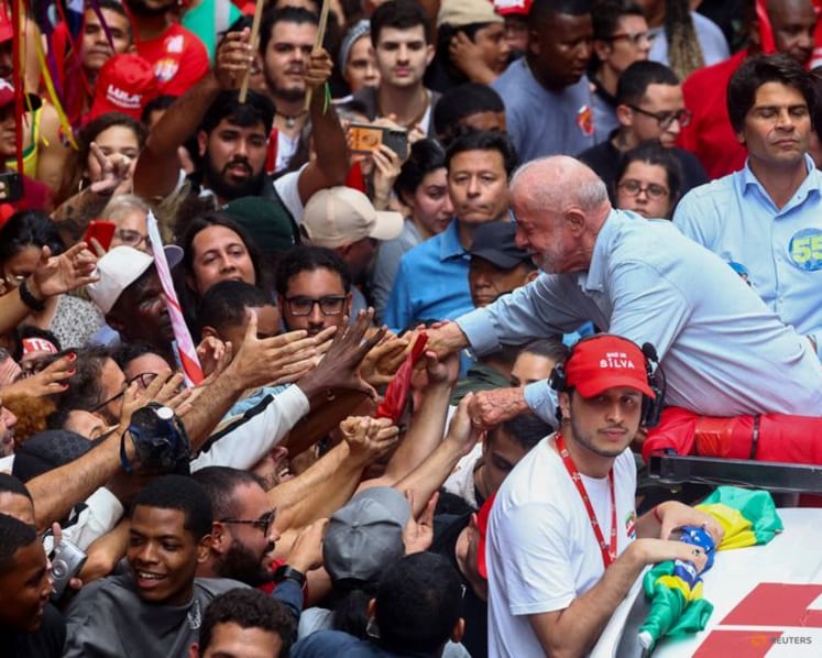 Lula, Bolsonaro trade blows in final scramble for votes in Brazil
