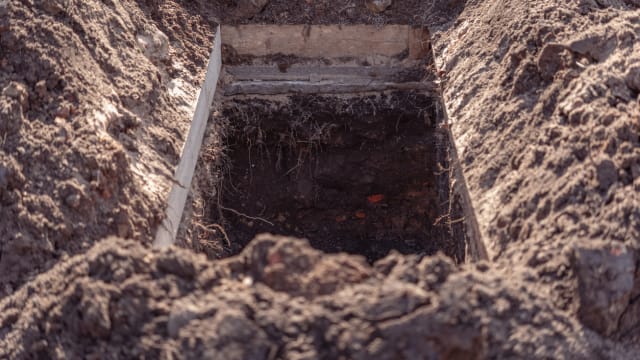 愤怒下持香氛罐砸死女友  台男带女友六岁女挖坑埋尸