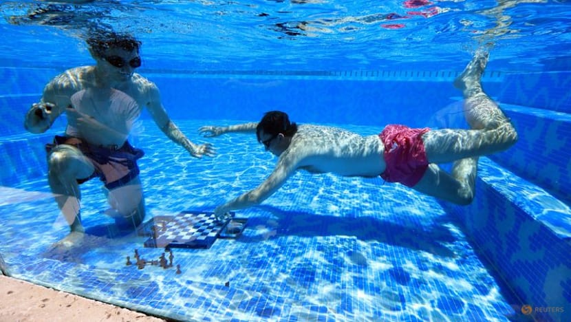 Chess-Niemann dives to victory as Freestyle Chess Finals start with underwater exhibition