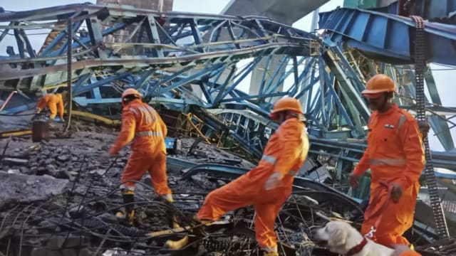 印度高速公路重机倒塌 死亡人数增至20人