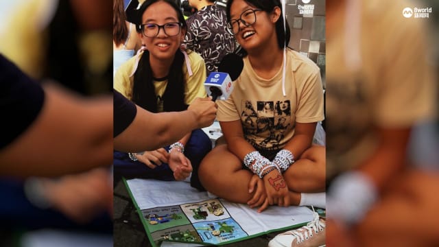 儿女买不到泰勒丝门票 父母陪他们场外追星