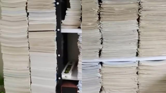 成功绝非偶然！中国学霸高中试卷填满八层货架