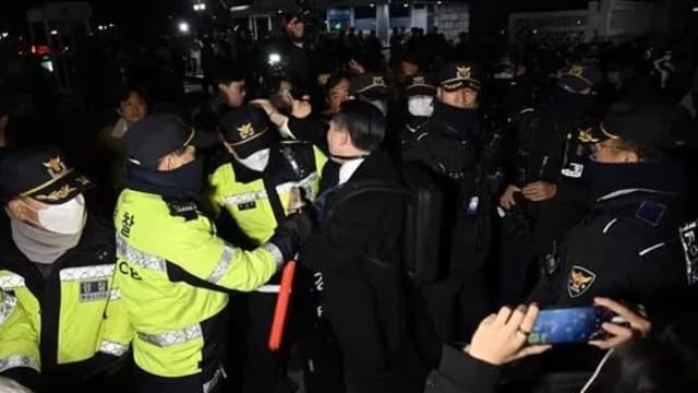 韩国警方同示威者在国会外起冲突