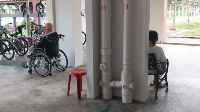 女佣一头玩手机 老人晾一边 网民：这很常见