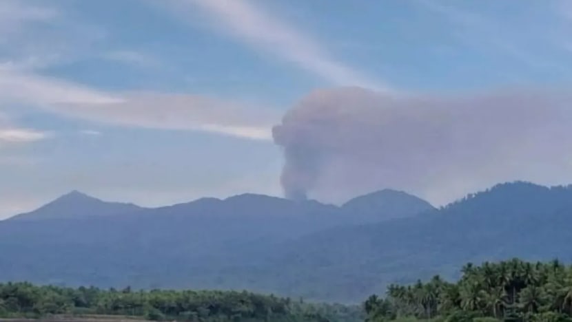 Gunung Dukono meletus di Maluku Utara, Indonesia