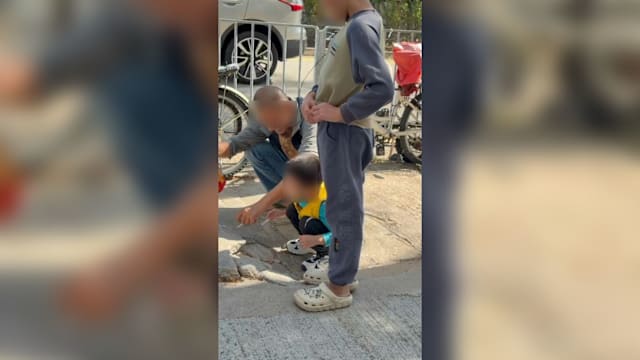 香港3岁男童疑似吸烟 长者递烟称“玩玩而已”