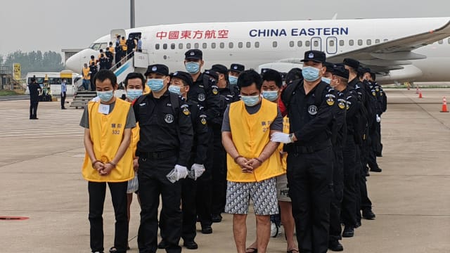 柬警捣毁赌诈窝点 逾500中国嫌犯分批押解回国