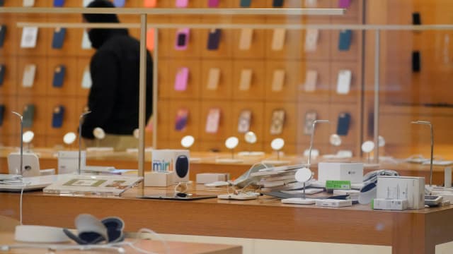 洛杉矶爆发示威 苹果等多家商店遭洗劫