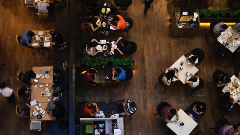 Tak usah pening kepala, biar laman ini tentukan jika kumpulan 5 orang anda boleh makan semeja