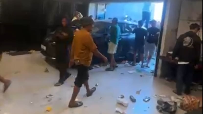 Rumah anggota DPR Ahmad Sahroni digeruduk dan dirusak massa