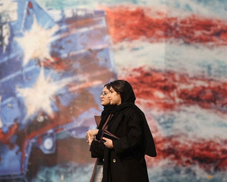 Iran threatens to hit US bases and carriers in event of attack
