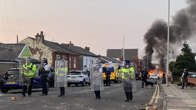英国持刀杀人案再掀骚乱 三警员受伤八人被捕