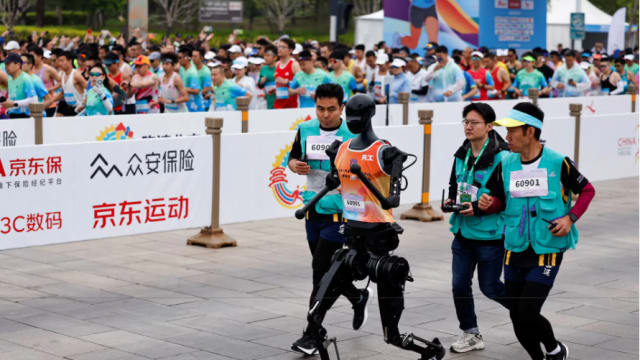 北京举行全球首个有人形机械人参赛的半程马拉松赛事