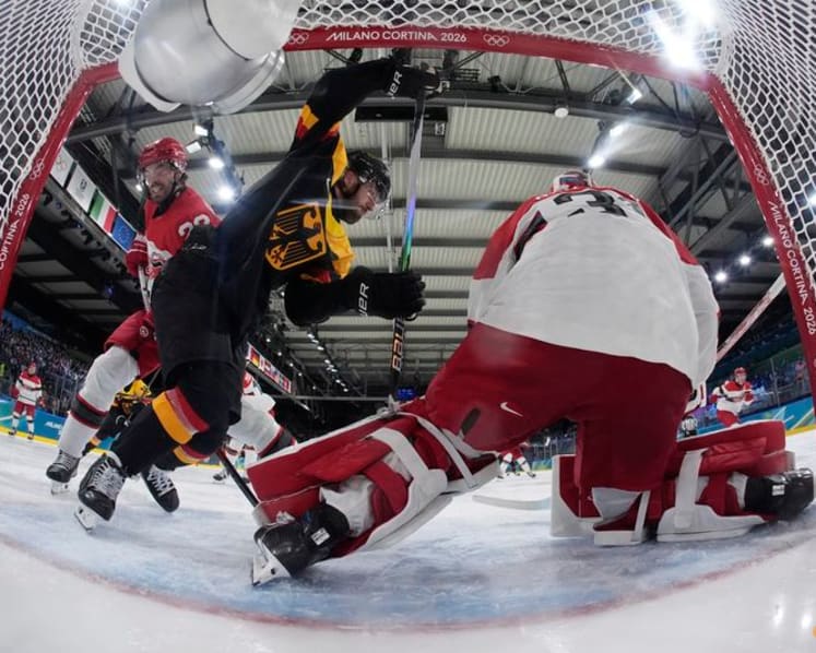 Ice hockey-Canada blank Czechs, US overpower Latvia, wins for Swiss and Germany