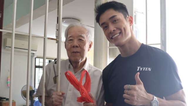 和粉丝为独居老人送暖　邓伟德27岁生日别具意义