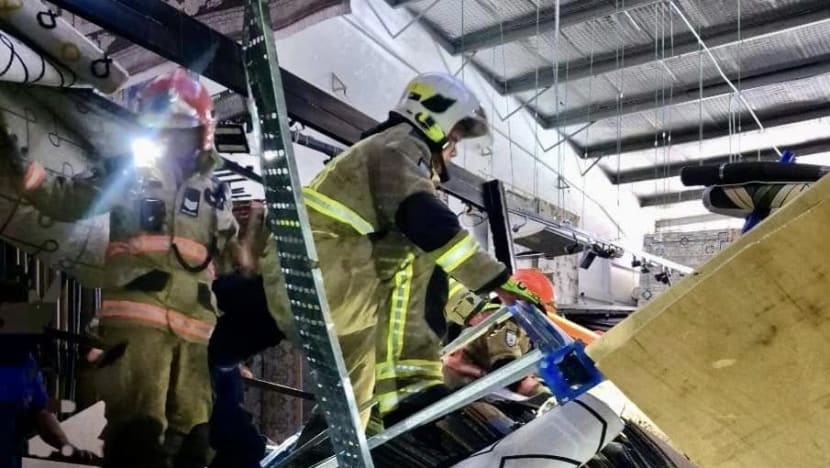Lantai gudang di Toa Payoh roboh, SCDF selamatkan tiga orang termasuk dua kanak-kanak Lantai gudang di Toa Payoh roboh, SCDF selamatkan tiga orang termasuk dua kanak-kanak
