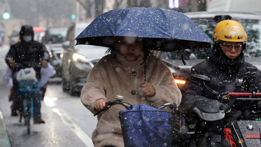 Wave of low temperature brings rare snowfall to Shanghai 