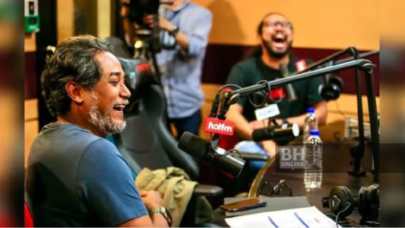 Penyampai radio HotFM Johan bangga dapat kerjasama dengan Khairy Jamaluddin