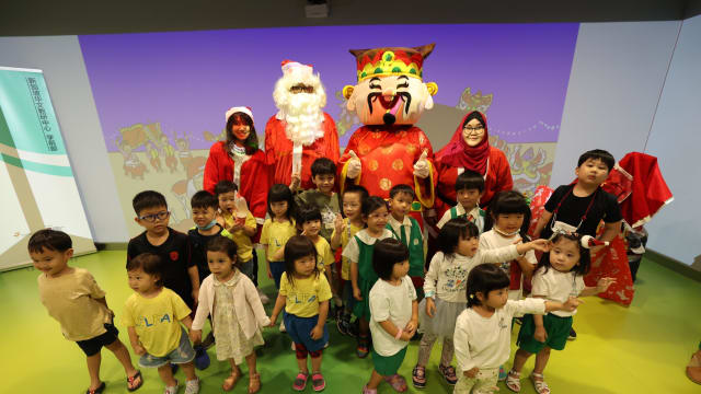 华文教研中心推出最新儿童绘本《想要变胖的圣诞老人》