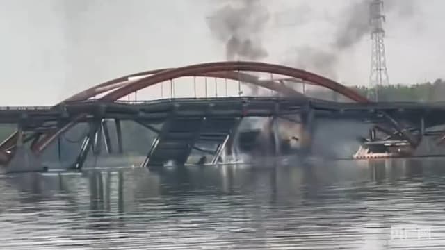 北京一大桥突起火局部坍塌 现场黑烟弥漫