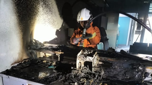 柜台点钞机突起火 马国银行陷火海