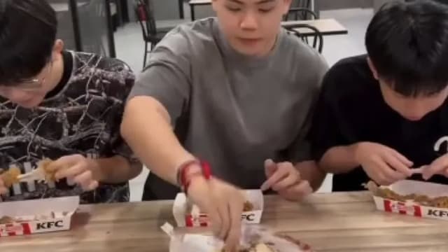 赠鸡骨头给流浪汉吃  马国网红与两少年被谴责