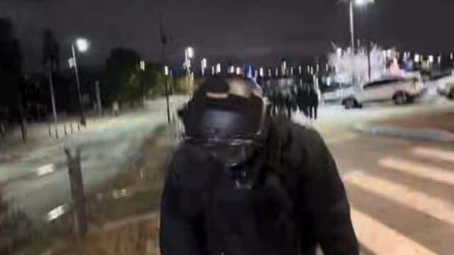 韩国一名戒严士兵向民众鞠躬道歉