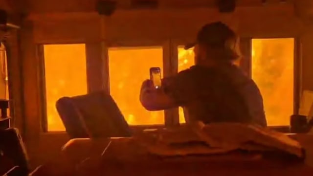 加拿大野火包围货运列车 车上人员急求救