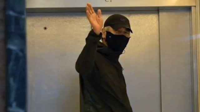 周润发全身黑现身医院探访许绍雄