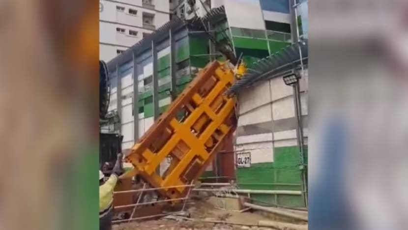 Penghadang bunyi rosak selepas alat jengkaut terbalik di tapak MRT Laluan Rentas Pulau di Pasir Ris Penghadang bunyi rosak selepas alat jengkaut terbalik di tapak MRT Laluan Rentas Pulau di Pasir Ris