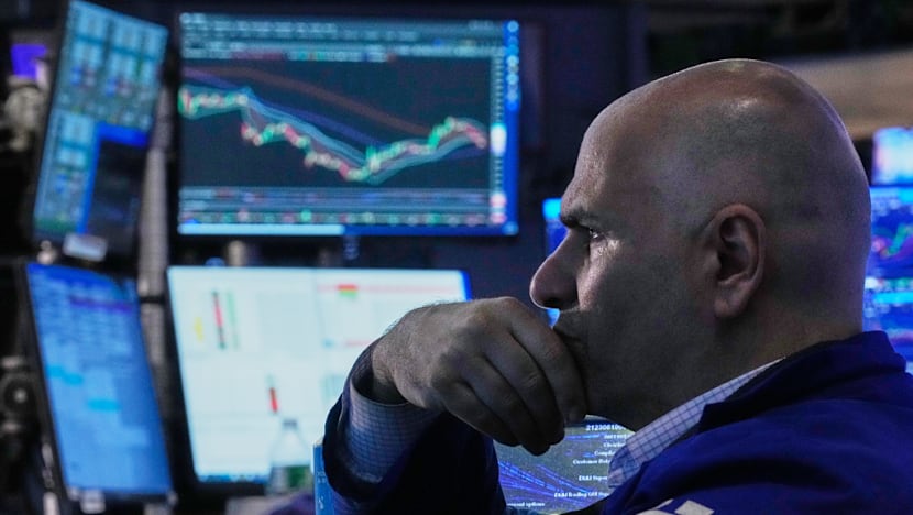 Tech rebound lifts Dow to record, yen hits 40-year low against dollar
