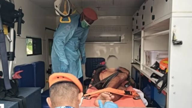 遭鳄鱼袭击 马国男子猛戳眼脱险