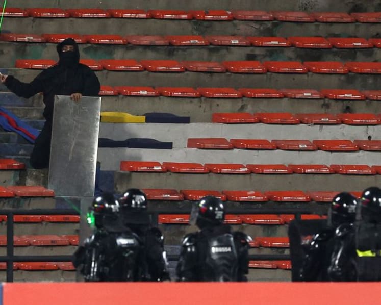Copa Libertadores game in Colombia abandoned due to crowd trouble