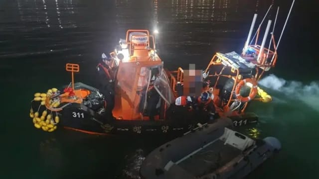 从山东驾橡皮艇图偷渡韩国  两男女航行234公里后被捕