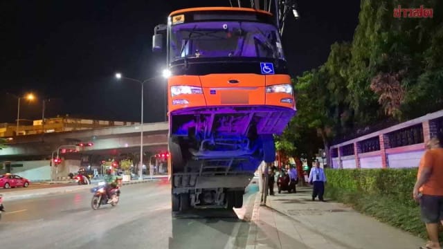曼谷巴士路上打滑 前轮翘起三米悬空